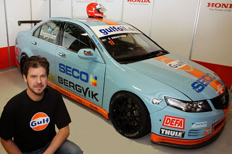 Tomas Engström foran den Gulf dekorerede Honda Accord.
